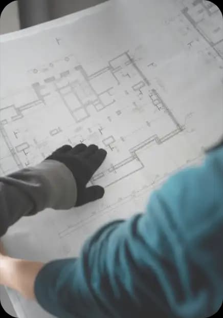 Специалист работает над проектной документацией